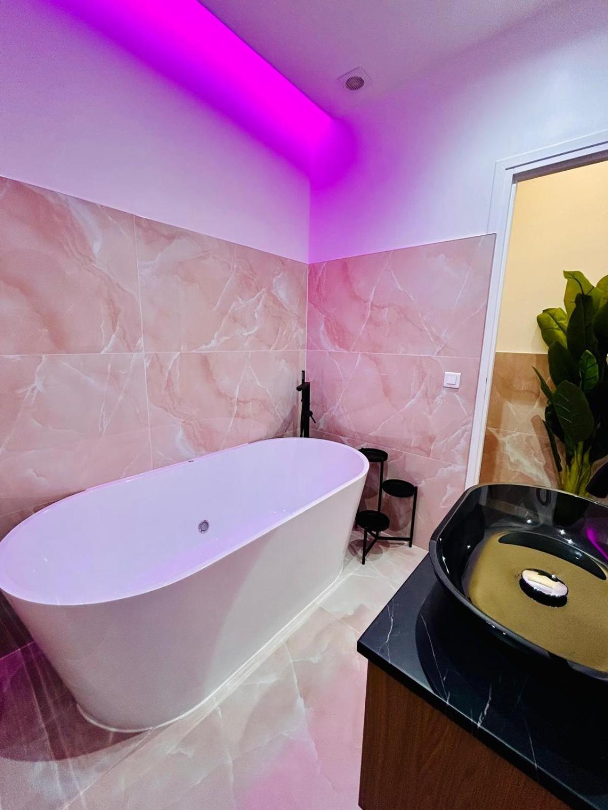 Intimate Escape - Seaside - Spa Bath - Wifi - Ac นีซ ภายนอก รูปภาพ
