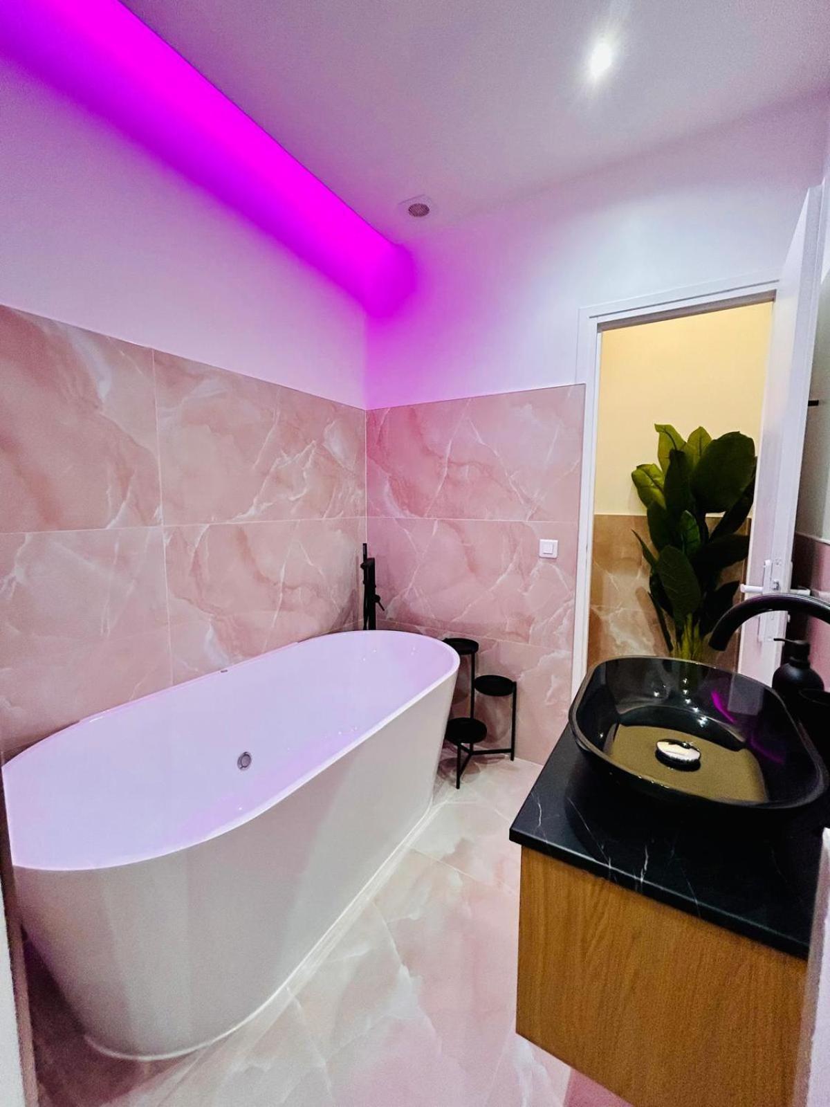 Intimate Escape - Seaside - Spa Bath - Wifi - Ac นีซ ภายนอก รูปภาพ